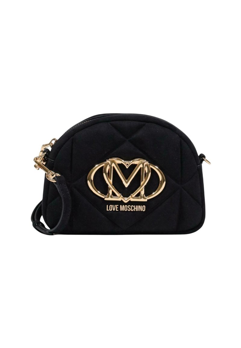 Borsa a tracolla nera trapuntata Love Moschino con logo in tono dorato e hardware in metallo, parte superiore curvata e tracolla rimovibile su sfondo bianco.