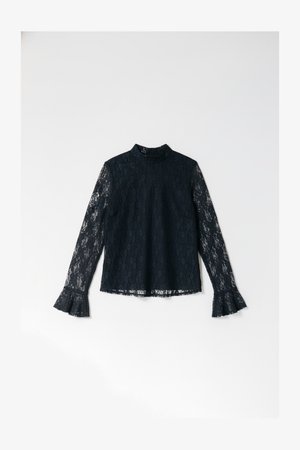 Must pitsist kaelusega ja laskuvate pikkade varrukatega pitspluus, millel on õrn lillemuster ja läbipaistev tekstuur.