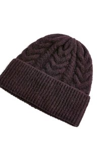 Sötét lila kötött sapka, fonott mintával és bordázott passzéval, puha, texturált gyapjú anyagból készült.