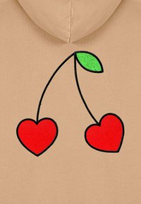 Felpa beige con una grande grafica a contorno nero di due cuori rosse collegate da un gambo nero, con un dettaglio di foglia verde.
