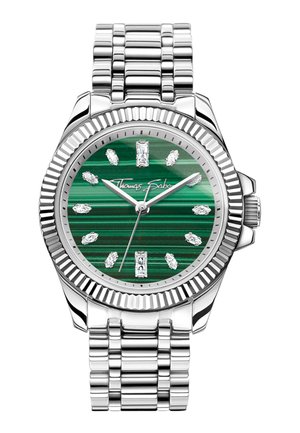 Silberne Metallarmbanduhr mit grün gestreiftem Zifferblatt, Kristall-Stundenmarkierungen, drei Zeigern, geriffelter Lünette und Thomas Sabo-Logo auf dem Zifferblatt.