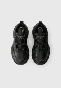 Adidași sintetici negri cu suprafețe texturate, tălpi groase și șireturi contrastante. Prezintă branding pe limbă și pe etichetele călcâiului.