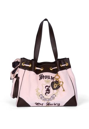 Borsa a tracolla in tela rosa con dettagli in pelle marrone, caratterizzata da lettere ricamate, accessori in oro e un ciondolo decorativo a forma di chiave e cuore.