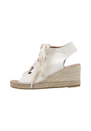 Sandalia de cuña blanca de cuero con plataforma de yute trenzado y cordones de cuerda crema en la parte delantera, puntera abierta y tira trasera.