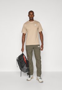 The North Face EXPLORE CARABINER RELAXED TEE UNISEX - T-shirt imprimé - mushroom grey