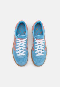 adidas Originals HANDBALL SPEZIAL - Sportbačiai - light blue/wonder clay/footwear white