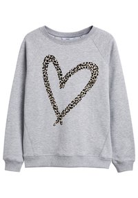 Světle šedý svetr se velkým srdcem v černém a hnědém leopardím vzoru vpředu, s dlouhými rukávy a žebrovanými manžetami a lemem.