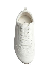 Baskets en cuir blanc avec une pointe arrondie, finition texturée, design à lacets et détails de coutures subtils. Dispose d'une languette à l'arrière pour un enfilage facile.