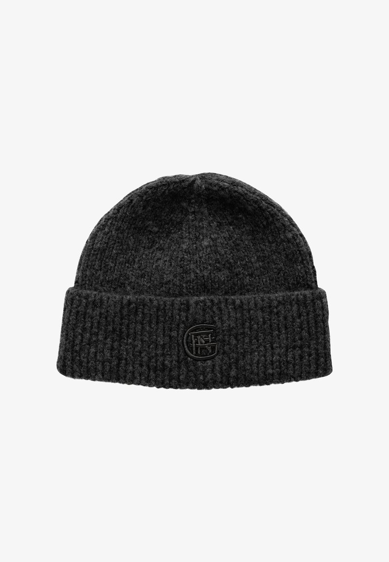 Zwarte gebreide beanie met ribbelstructuur en omgeslagen boord. Voorzien van een subtiel reliëflogo aan de voorkant. Zacht en warm materiaal.