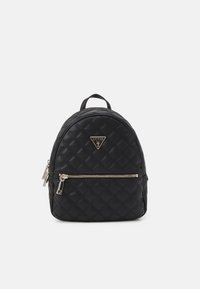 Sac à dos noir matelassé avec une forme arrondie, doté d'un logo doré, d'une poche zippée à l'avant et d'une poignée sur le dessus. Matière synthétique texturée.