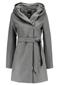 Šedý kabát z vlněné směsi s velkou kapucí, zapínáním na přední zip, zavazovacím pásem a bočními kapsami. Hladká textura s propracovaným střihem.