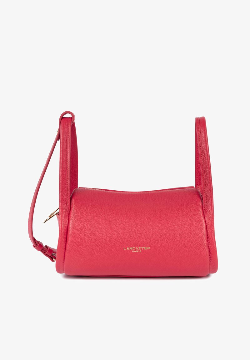 Sac à bandoulière en cuir rouge Lancaster Paris avec bandoulière réglable et logo doré sur le devant.