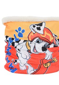 Bufanda de cuello multicolor con un perro de dibujos animados en un casco rojo, fondo naranja y rojo con huellas de patas y patrones a cuadros. Textura suave.