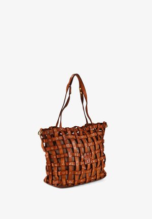 Bolso tote de cuero marrón con diseño de entramado tejido, tachuelas de tono dorado y doble asa de hombro.