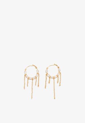 Złote kolczyki koła z pięcioma białymi perłami na każdym oraz kilkoma złotymi łańcuszkami nierównomiernie zwisającymi od dołu koła.