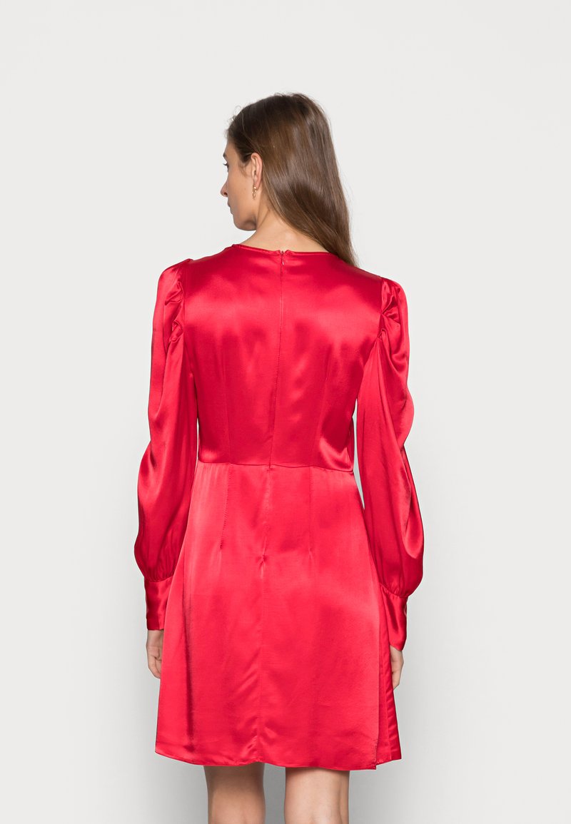 Rotes Satin-Kleid mit langen Puffärmeln und rundem Ausschnitt, ausgestattet mit einem Reißverschluss hinten und einer taillierten Silhouette. Glatte Textur und knielang.