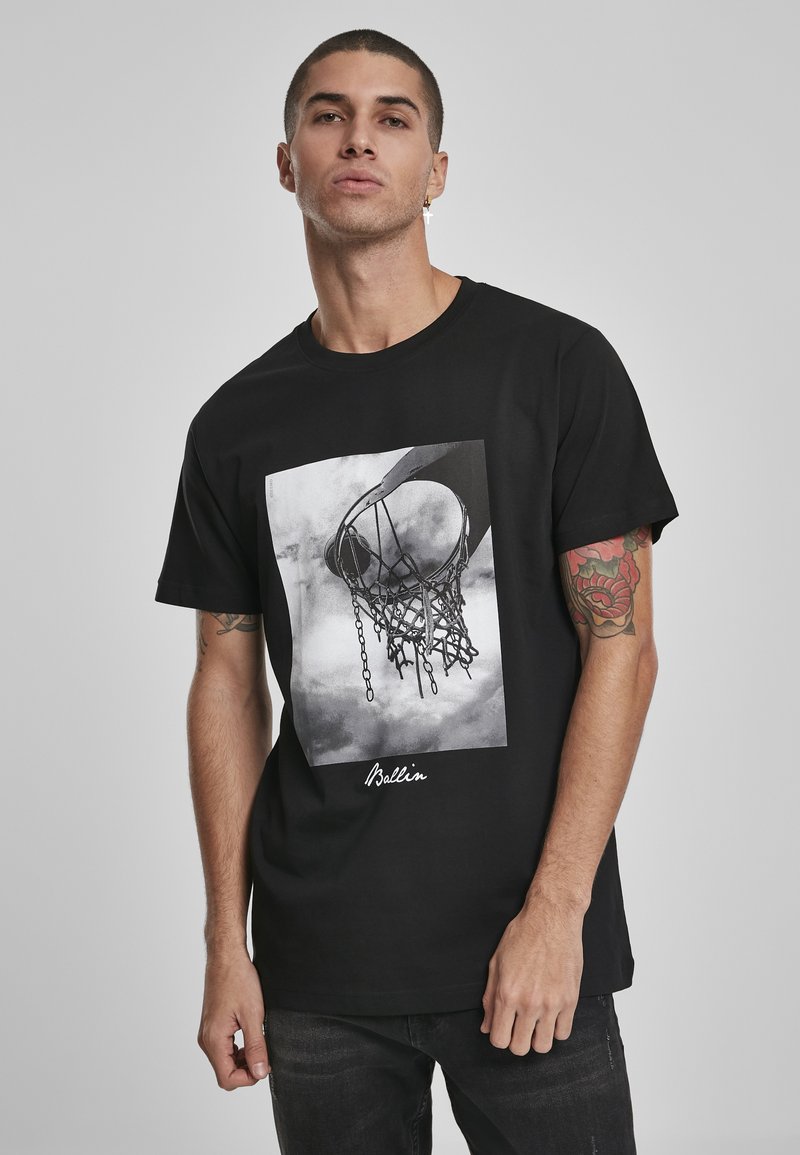 Sort bomulds t-shirt med et grafisk tryk af en basketballkurv i gråtoner, med teksten "Ballin'" nederst. Korte ærmer.