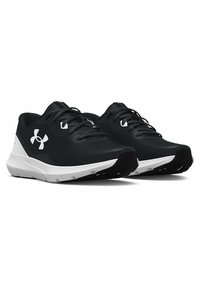 Baskets de sport noires avec tige en maille, accents blancs et semelle en caoutchouc texturé. Présentent un bout arrondi et des lacets plats.
