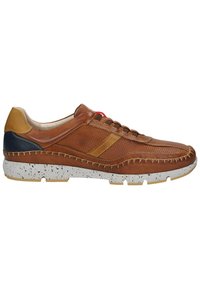 Zapatilla de cuero marrón con lados perforados, acentos beige y una suela texturizada blanca y gris moteada. Cuenta con un diseño de cordones.