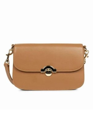Sac bandoulière en cuir tan avec une fermeture à rabat, quincaillerie dorée et un accent circulaire central. Il est équipé d'une bandoulière amovible.