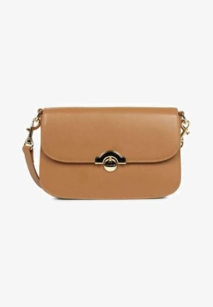 Sac bandoulière en cuir tan avec une fermeture à rabat, quincaillerie dorée et un accent circulaire central. Il est équipé d'une bandoulière amovible.