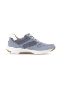 Baskets de sport bleu clair en matériaux suédés et en mesh, avec des accents blancs au talon et une semelle en caoutchouc texturée. Présente un laçage traditionnel.