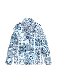 Doudoune avec un col montant, en tissu blanc orné de motifs géométriques et floraux bleus, dotée d'une fermeture éclair et de poches latérales.