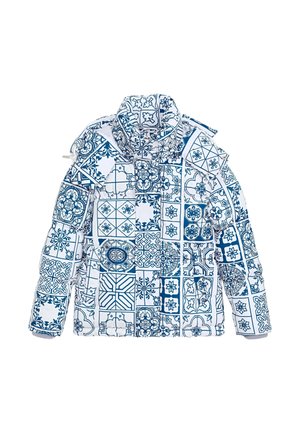 Doudoune avec un col montant, en tissu blanc orné de motifs géométriques et floraux bleus, dotée d'une fermeture éclair et de poches latérales.