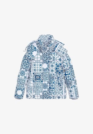 Doudoune avec un col montant, en tissu blanc orné de motifs géométriques et floraux bleus, dotée d'une fermeture éclair et de poches latérales.