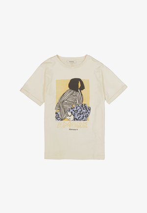 Camiseta de manga corta color crema claro con un gráfico de una figura con cabello negro en rayas sobre un fondo amarillo, con el texto "AMORE" debajo.