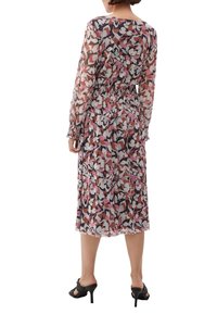 Robe en chiffon floral avec une taille cintrée, des manches longues et une jupe plissée. Les couleurs comprennent le rose, le gris et le bleu marine foncé. Portée avec des talons noirs.