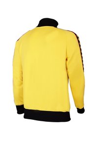 Geel sweatshirt met een zwarte kraag en boorden. Kenmerkt zich door veelkleurige diagonale strepen langs de mouwen. Gemaakt van zacht materiaal.