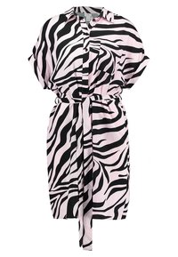Sukienka na krótki rękaw, zapinana na guziki, w różowym materiale z czarnymi paskami zebra. Posiada wysmuklającą talię z materiałowym paskiem oraz kieszeń z przodu.