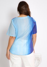 Korte mouw shirt in lichtblauw en donkerblauw gradient stof. Kenmerkt zich door een ronde halslijn en een gebogen zoom, met een lichtgewicht, licht doorzichtig textuur.
