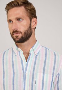 Lichte, gestreepte overhemd met knoop in pastelkleuren: roze, blauw en groen. Heeft een voorzak en een knoopkraag.
