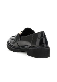 Scarpa in pelle verniciata nera con punta rotonda, dettagli di cucitura in rilievo e suola in gomma spessa. Presenta una fascia decorativa e un accento dorato.