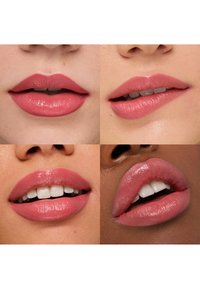 Fire nærbilder av lepper i forskjellige nyanser av rosa. Teksturer varierer fra matt til glansfull, med synlige smil og glatte konturer.