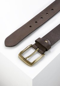 Brauner Leder-Gürtel mit strukturiertem Oberflächen, ausgestattet mit einer Messingschnalle und zwei Lederhaltern. Mehrere Löcher zur verstellbaren Größenanpassung.