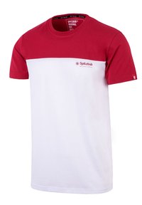 Rotes und weißes kurzärmliges T-Shirt aus Baumwolle. Verfügt über ein horizontales Farbstreifen-Design und ein Logo auf der oberen linken Brust.