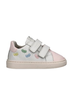 Scarpa da ginnastica bianca per bambini con punta e tallone rosa, due strisce in velcro e piccoli ricami di farfalle gialle, verdi, blu e rosa.