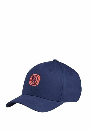 Casquette de baseball bleu marine avec une visière courbée, présentant un petit patch brodé orange avec un design symétrique sur la face avant.