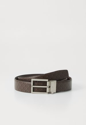 Bruine leren riem met reliëfpatroon en een rechthoekige zilveren metalen gesp met merknaam. Soepele textuur, klassiek ontwerp.