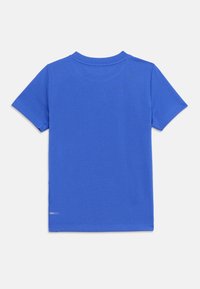 Μπλε αθλητική κοντομάνικη μπλούζα με στρογγυλή λαιμόκοψη και μικρό λογότυπο "DRYCELL" κοντά στο κάτω αριστερό τελείωμα, εμφανισμένη από πίσω.