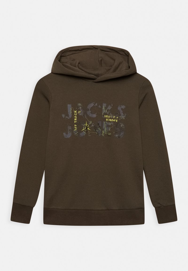 Sweat à capuche marron avec un design graphique comportant "JACKS & JONES" et des coordonnées géographiques dans des couleurs variées. Tissu doux et texturé, manches longues.
