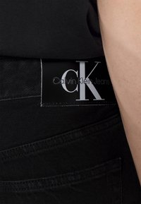 Calvin Klein Jeans STRAIGHT - Calças de ganga de perna direita - denim black