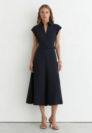 Reiss, REGULAR FIT - SLOANE COLLARED BELTED MIDI DRESS . - Blusenkleid - navy