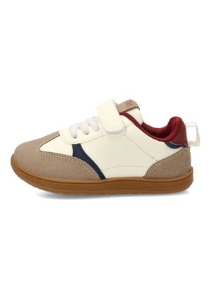 Zapatilla deportiva infantil con puntera beige, laterales blancos, detalle azul marino, forro interior granate, cordones blancos y cierre de velcro en suela marrón.