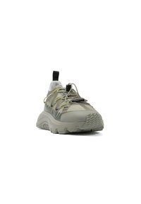Chaussures de randonnée gris clair avec maillage texturé et accents en caoutchouc, dotées d'une semelle épaisse, de détails réfléchissants et de lacets élastiques.