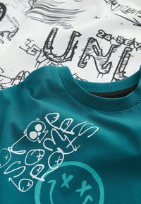 Next GRAPHIC SHORT SLEEVE 2 PACK STANDARD - Marškinėliai su spaudiniu - teal blue white graffiti
