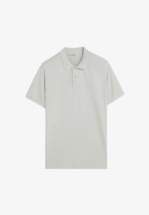 Polo de manga corta en gris claro con dos botones y cuello clásico, presentado sobre un fondo blanco liso.